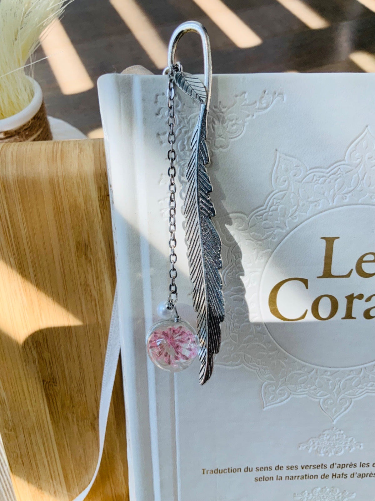 Signet avec pendentif en verre et fleur séchée