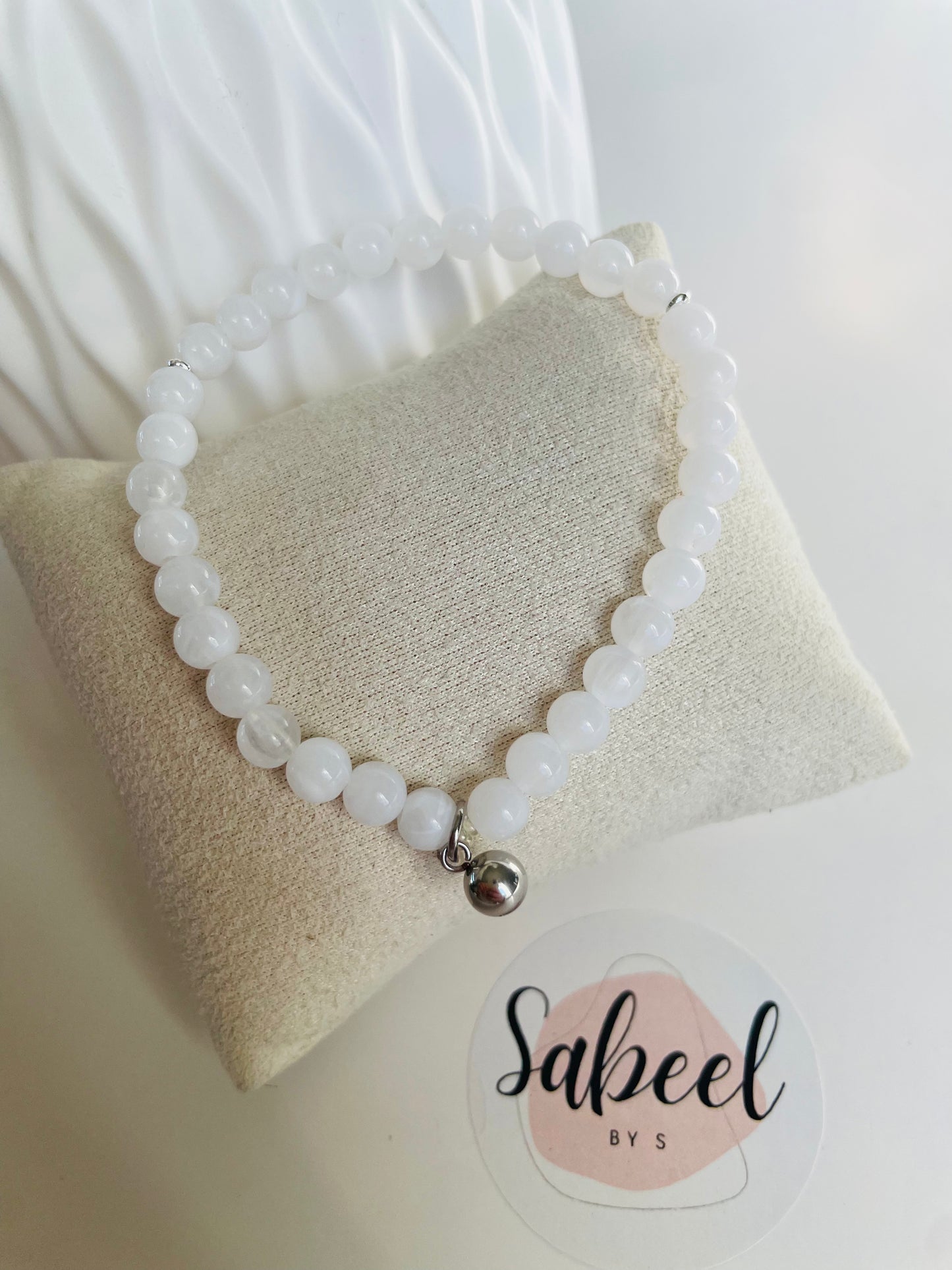 Bracelet Tasbih blanc avec breloque boule argentée