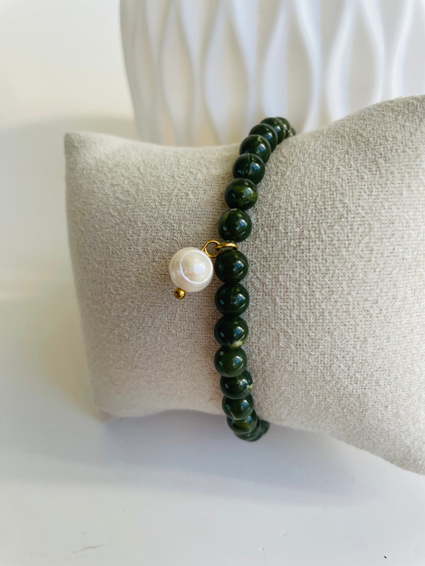 Bracelet Tasbih vert olive avec breloque perle blanche