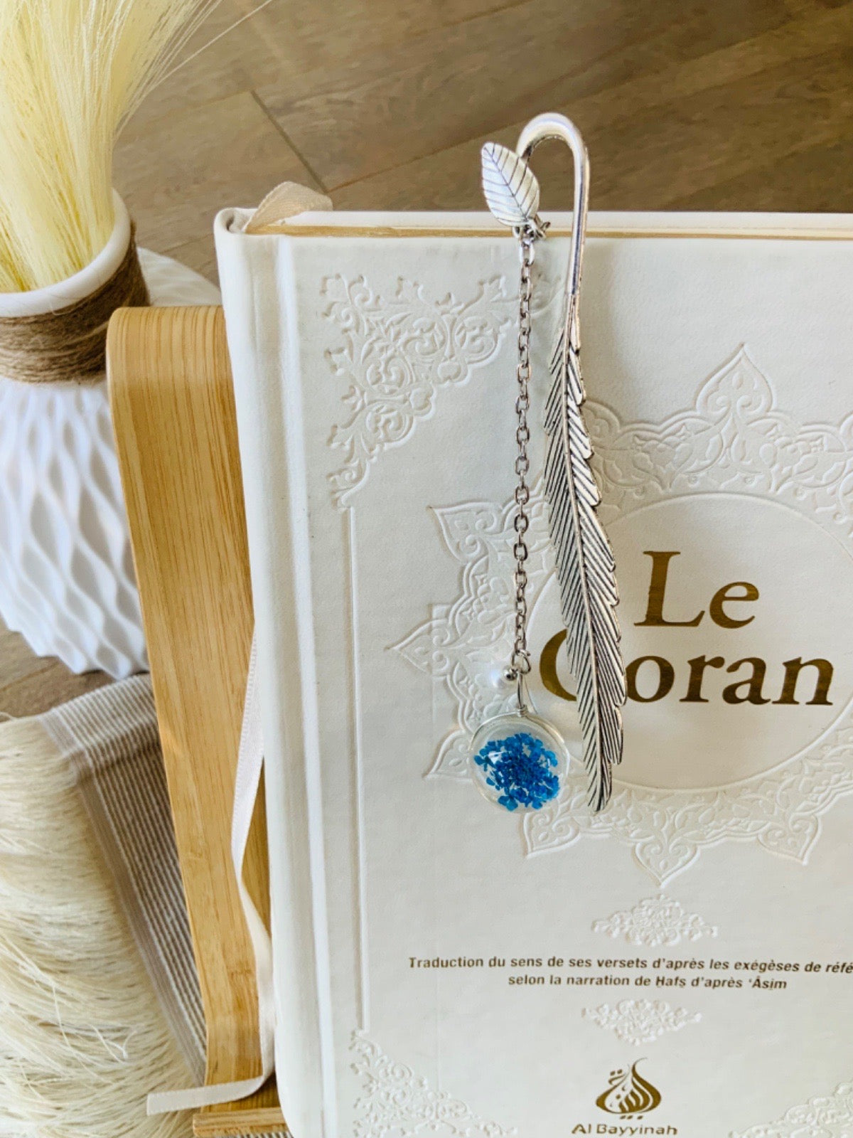 Signet avec pendentif en verre et fleur séchée