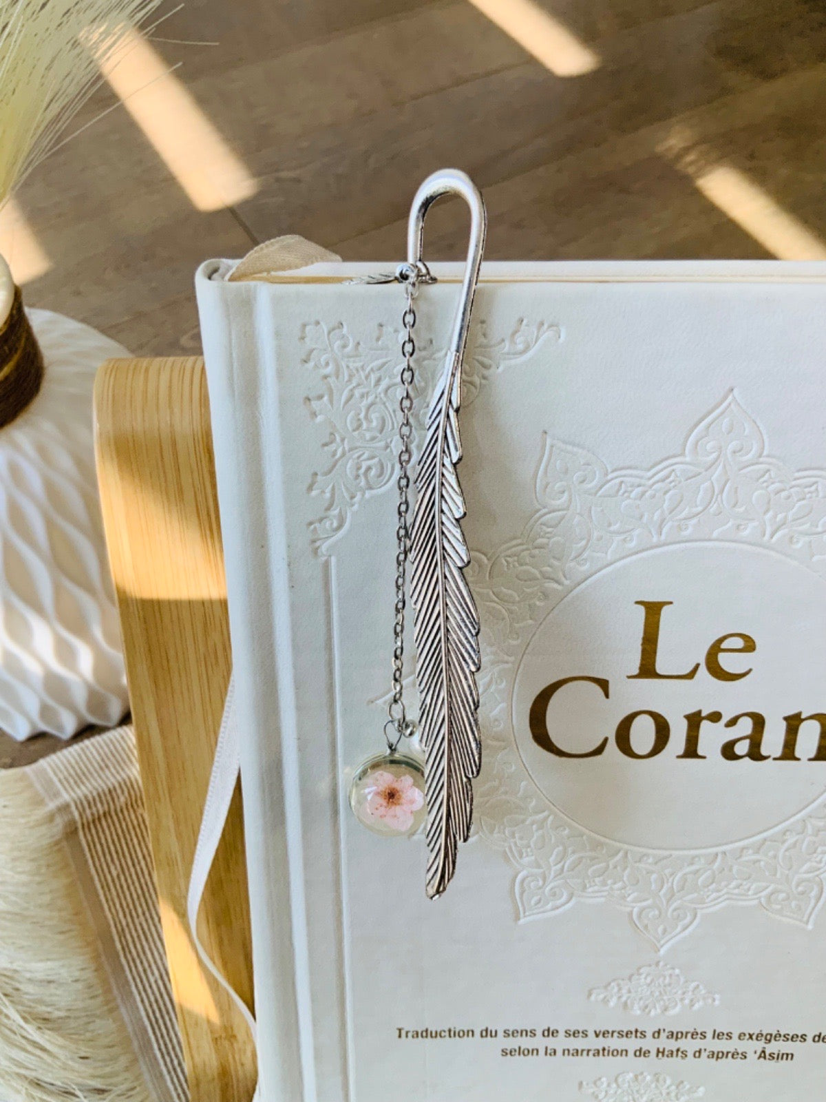 Signet avec pendentif en verre et fleur séchée