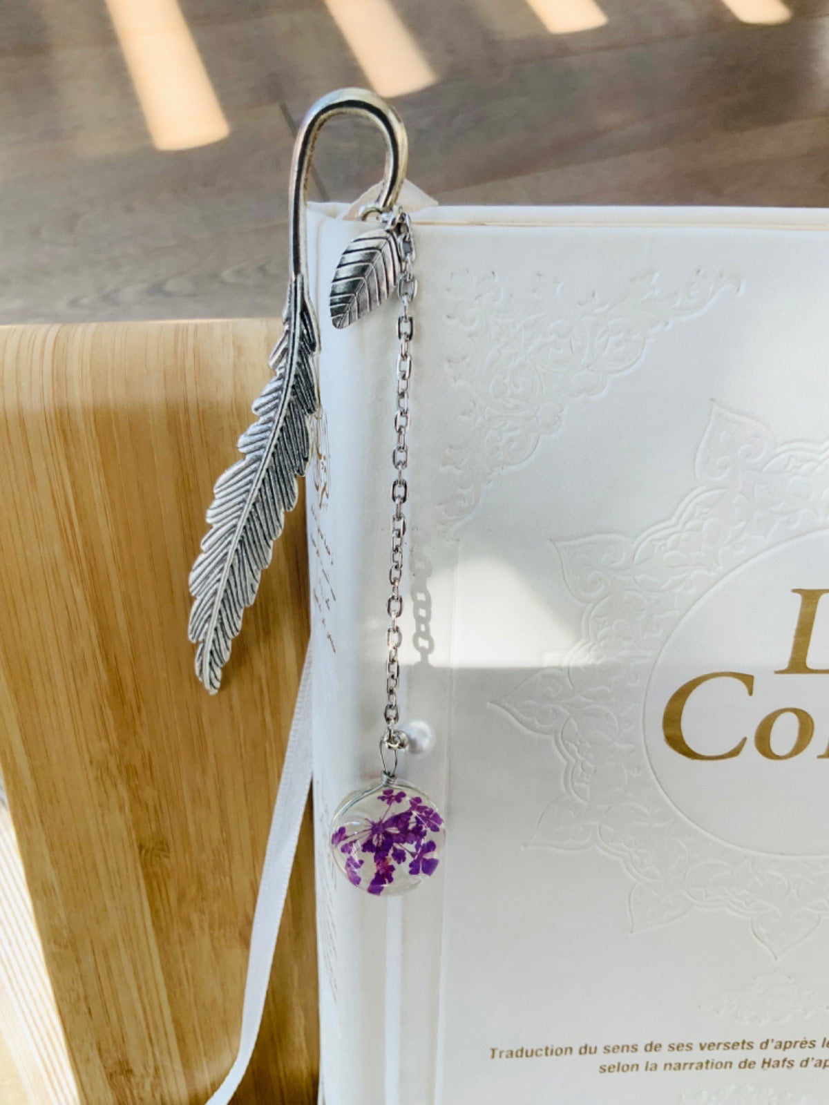 Signet avec pendentif en verre et fleur séchée