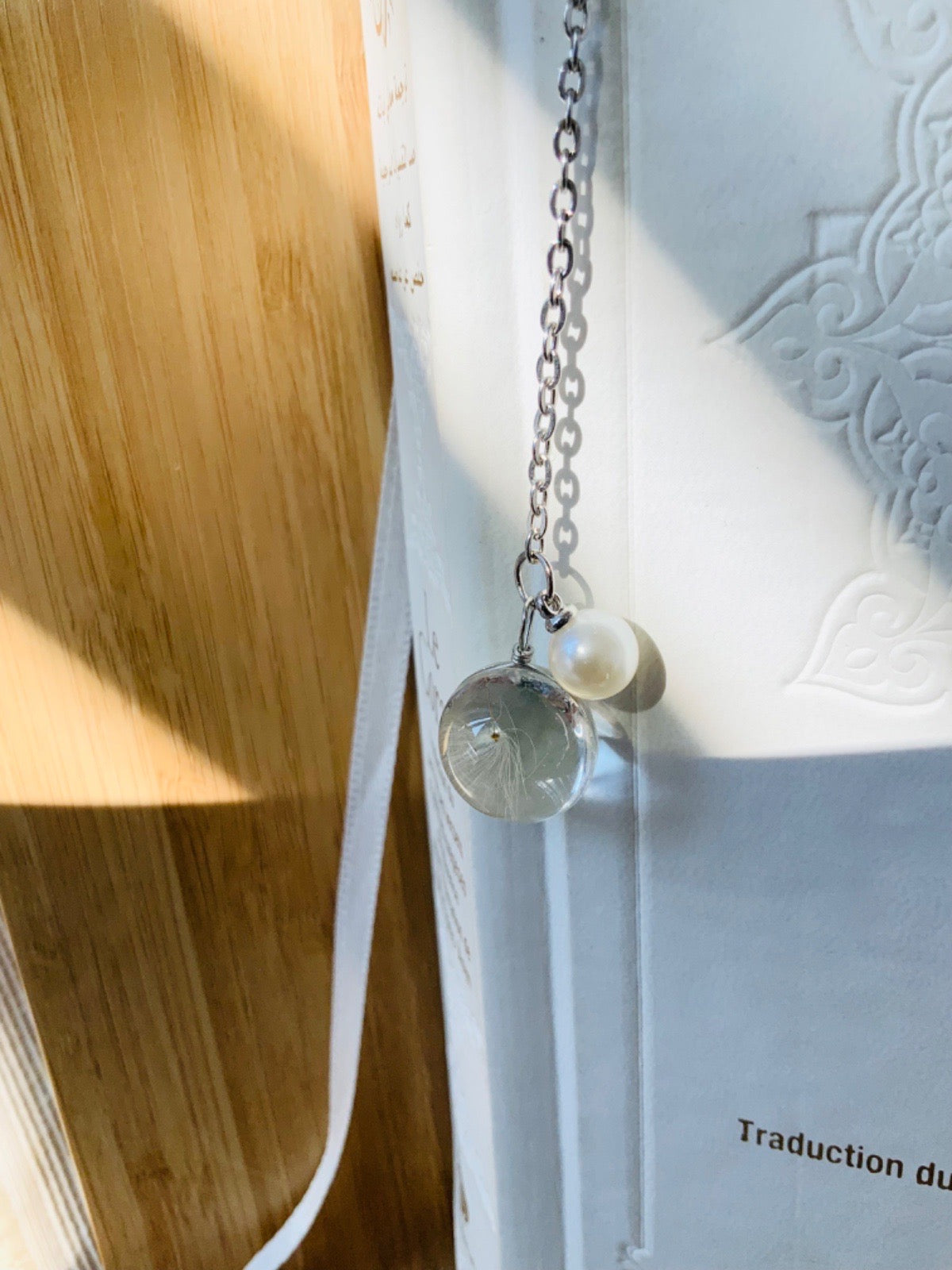 Signet avec pendentif en verre et fleur séchée