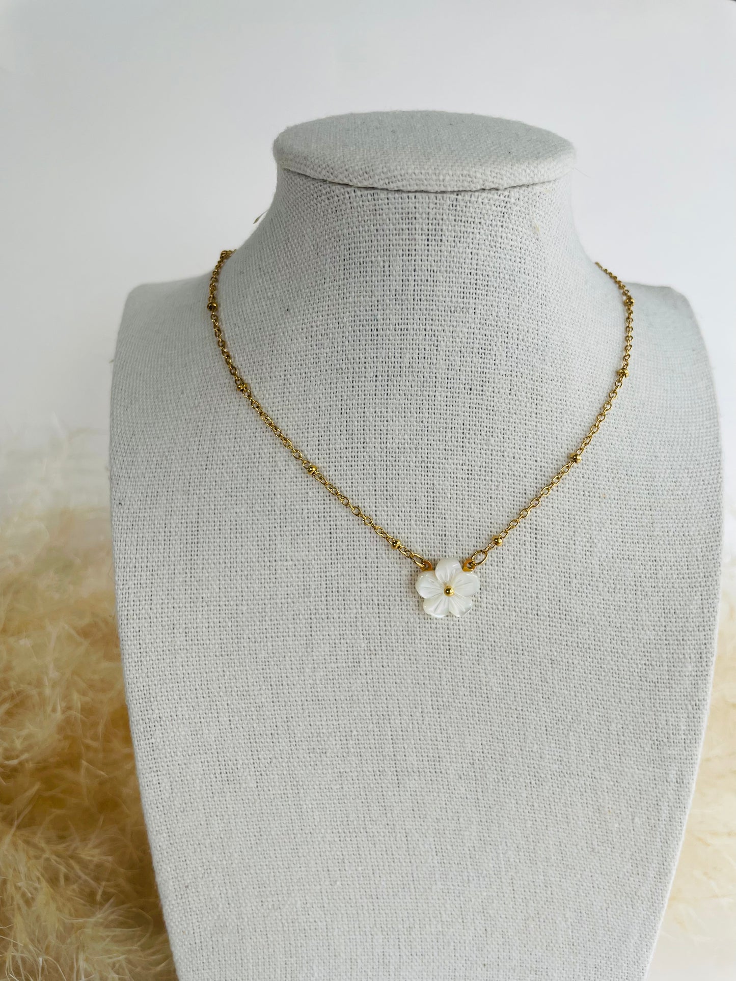 Collier Fleur Blanche Nacrée
