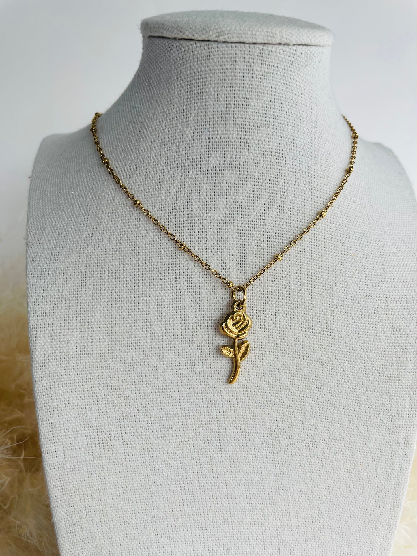 Collier la rose dorée