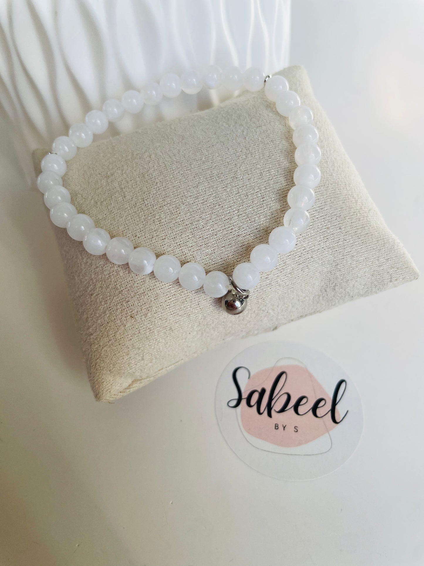 Bracelet Tasbih blanc avec breloque boule argentée