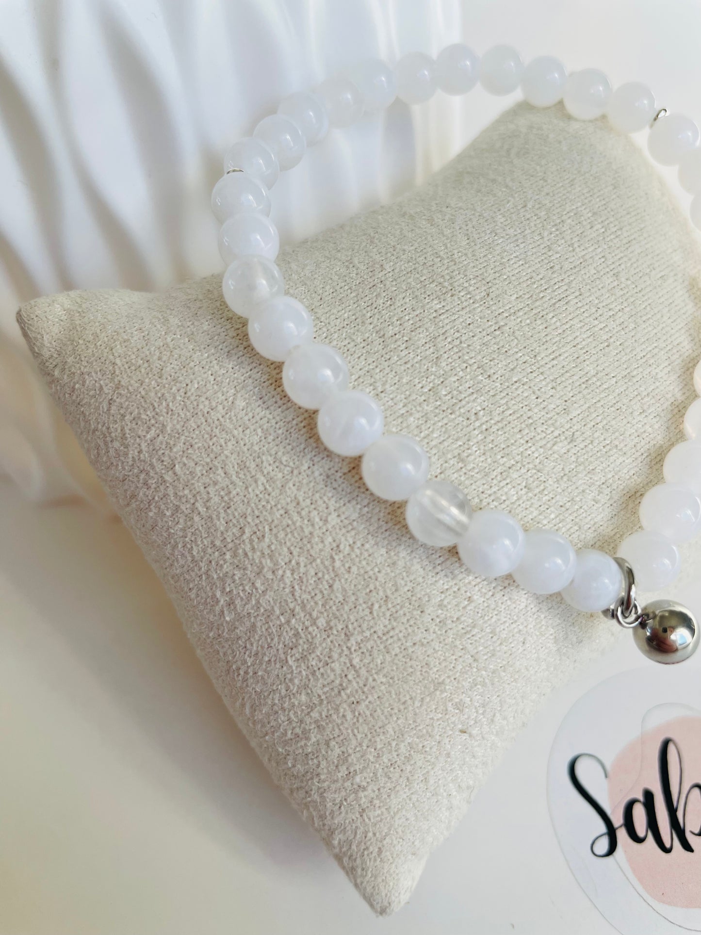 Bracelet Tasbih blanc avec breloque boule argentée