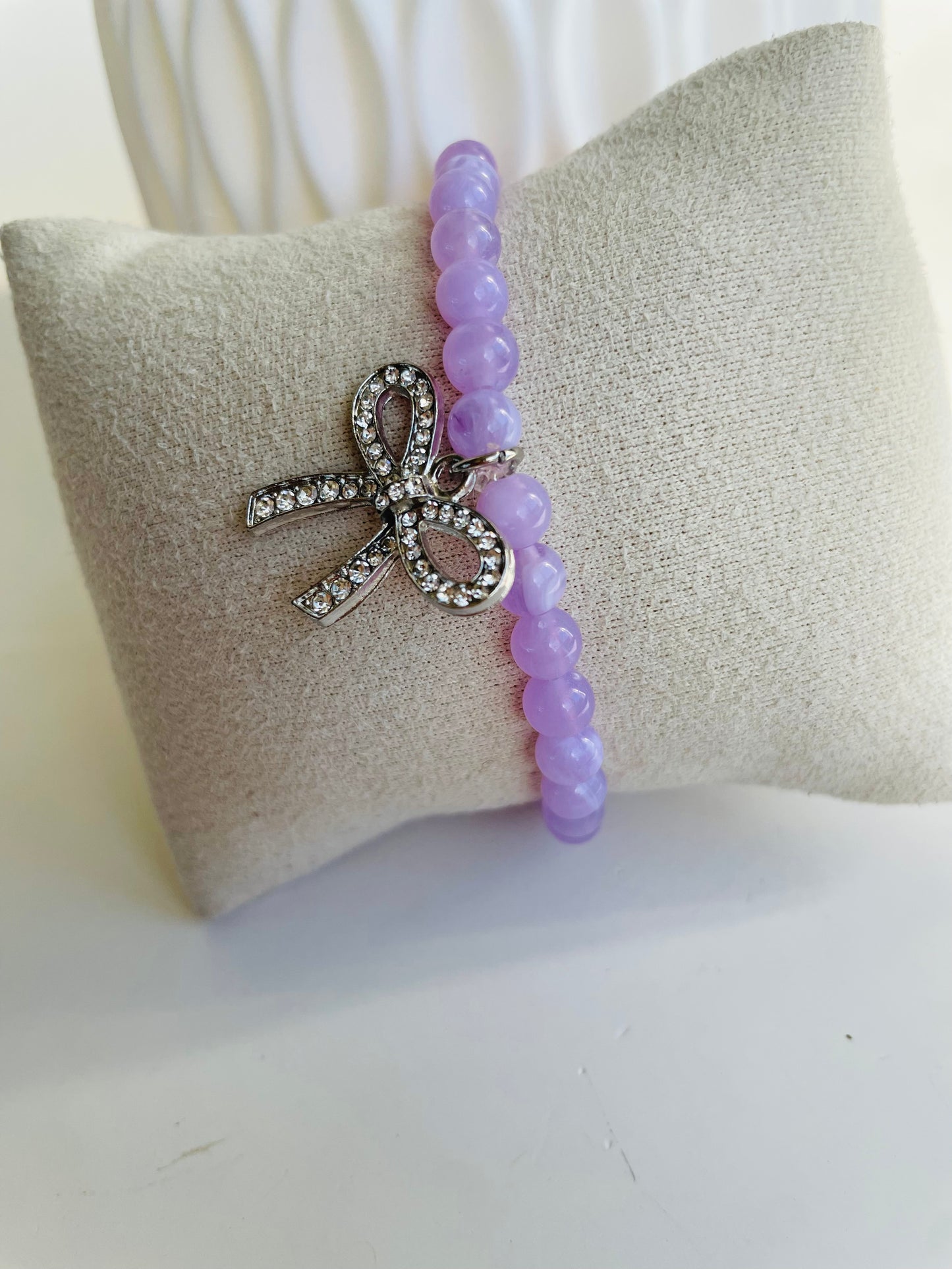 Bracelet Tasbih lilas avec breloque nœud scintillant