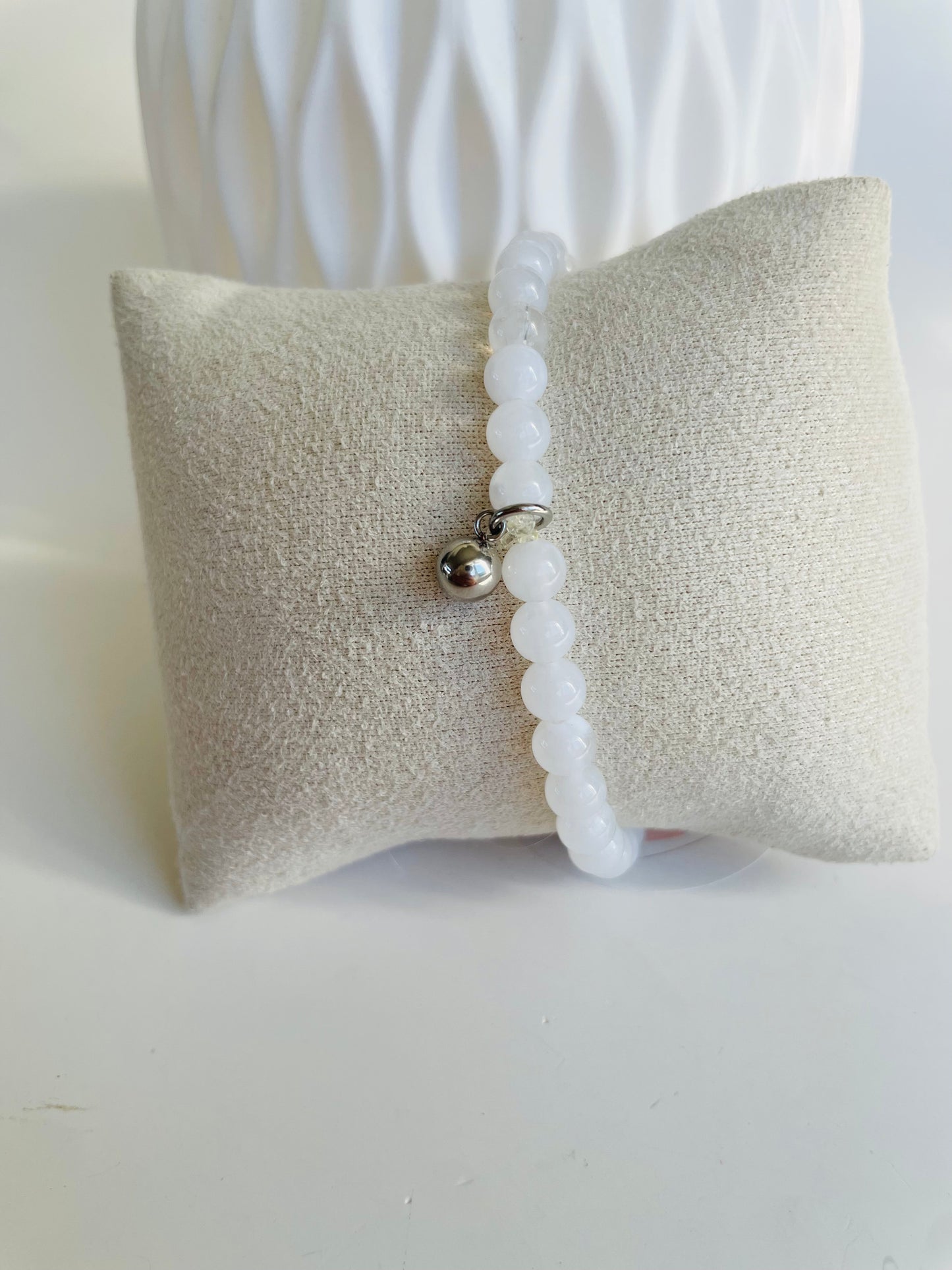 Bracelet Tasbih blanc avec breloque boule argentée